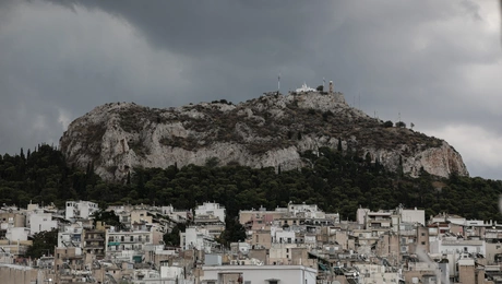 Λυκαβηττός με μαύρα σύννεφα