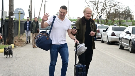 Ο Στέφανος Κασσελάκης συνοδεία συγγενή του