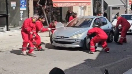 Καρναβαλιστές στο Αίγιο ντύθηκαν μηχανικοί Ferrari