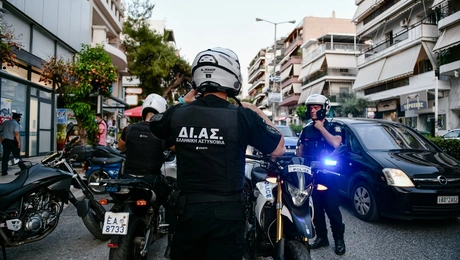 Αστυνομία έξω από σούπερ μάρκετ