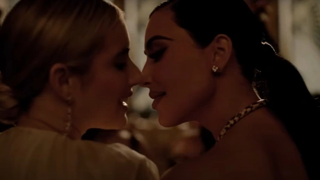 Έμμα Ρόμπερτς - Κιμ Καρντάσιαν: American Horror Story