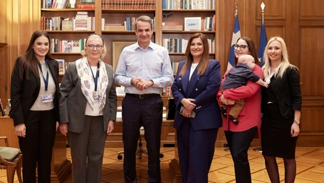 Συνάντηση Μητσοτάκη με πέντε γυναίκες στο Μαξίμου με αφορμή την 8η Μαρτίου