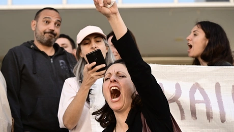 Το κλίμα έξω από το Μικτό Ορκωτό Δικαστήριο μετά την απόφαση για ενοχή Μίχου