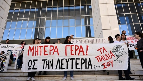 Διαμαρτυρία στο δικαστήριο για την υπόθεση της 12χρονης