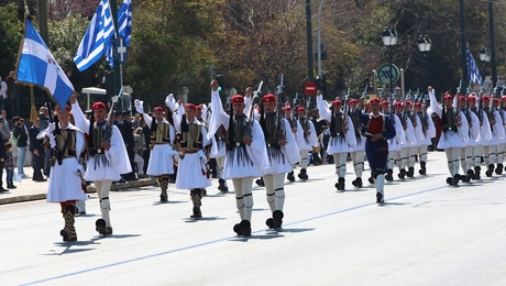 stratiotiki-parelasi-
