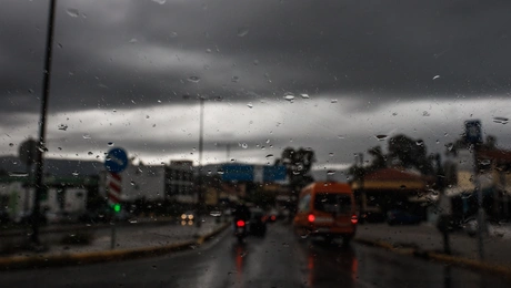 Βροχή μέσα από τζάμι