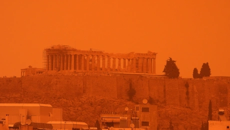 Η αφρικανική σκόνη «σκέπασε» την Ακρόπολη