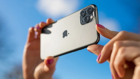 Γυναίκα βγάζει φωτογραφία με iPhone