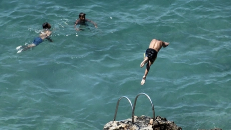 Βουτιές στη θάλασσα