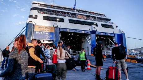 Πολίτες αναχωρούν με πλοίο για τις διακοπές τους
