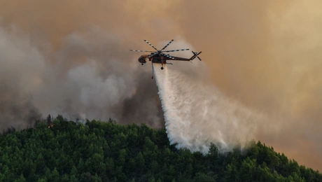 Ελικόπτερο επιχειρεί στη φωτιά