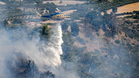 Ελικόπτερο σε κατάσβεση φωτιάς