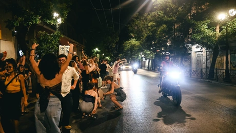 Σκηνή από πάρτι στην Αθήνα.