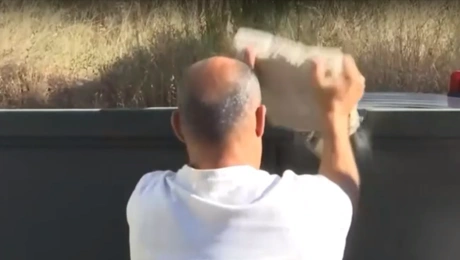 Ο κάτοικος προσπαθεί να σπάσει το λουκέτο