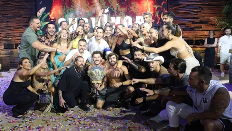 Ο Ντάνιελ Νούρκα με παίκτες του Survivor 2024