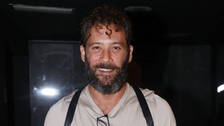 Ο ηθοποιος Αντινοος Αλμπανης σε παρουσιαση ποιητικης συλλογης