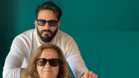 Ο Διονυσης Ατζαρακης με τη μητερα του