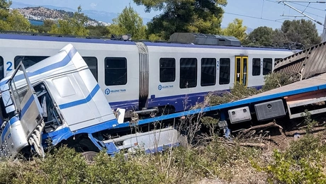 Σύγκρουση τρένου με φορτηγό στην Αυλίδα