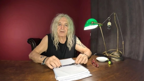 Ο Νίκος Καρβέλας στο κανάλι του στο Youtube