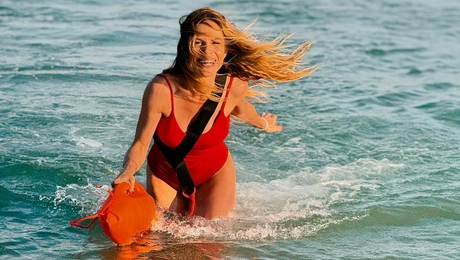 Η Ντορεττα Παπαδημητριου σαν αλλη Παμελα Αντερσον απο το Baywatch