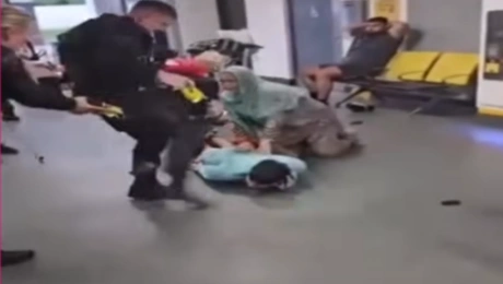 άγριο επεισόδιο αστυνομικής βίας στο αεροδρόμιο του Μάντσεστερ