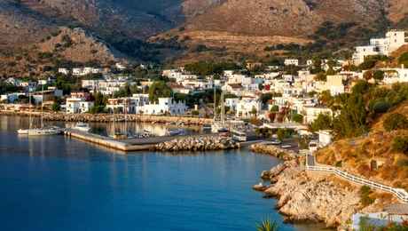 Πανοραμικη εικονα απο το λιμανι Λιβαδια στην Τηλο