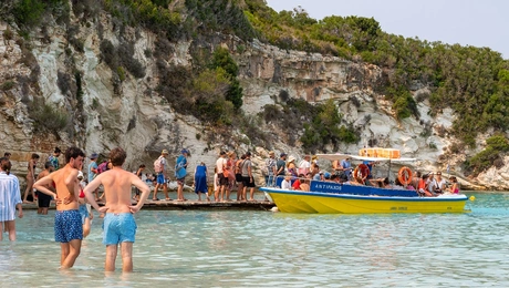 τουριστεσ αντιπαξοι