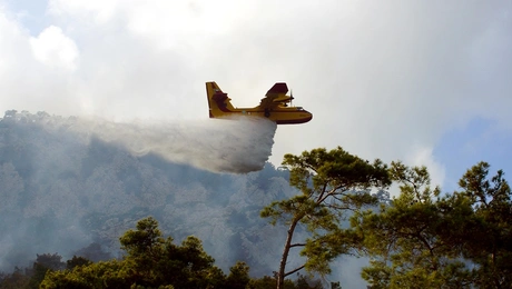 Αεροπλάνο σβήνει φωτιά