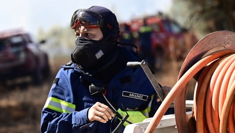 Πυροσβέστης σε φωτιά