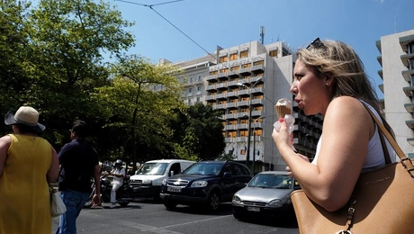Γυναίκα στο Σύνταγμα τρώει παγωτό