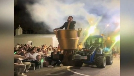 Είσοδος τραγουδιστή σε πανηγύρι πάνω σε τρακτέρ μέσα σε χρυσή κούπα