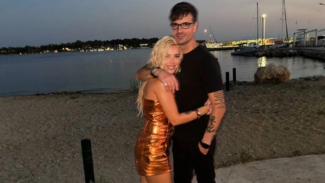Josephine και Νίνο ποζάρουν αγκαλιασμενοι στα γενέθλια της τραγουδίστριας