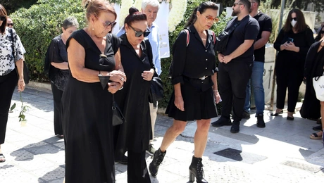 η μιρκα παπακωνσταντινου στην κηδεια του δανη κατρανιδη