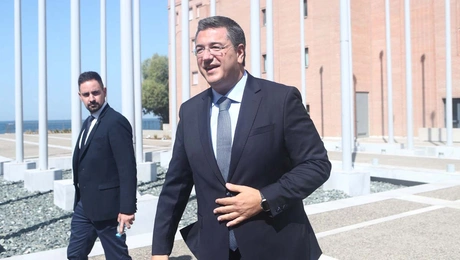 Απόστολος Τζιτζικώστας