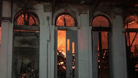 Μήνυμα του 112 για τη φωτιά στον Πειραιά
