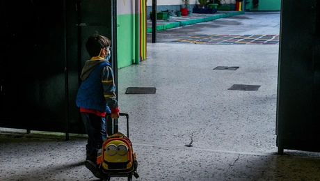 Παιδί πηγαίνει σε σχολείο