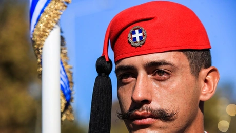 Εύζωνας κλαίει στην παρέλαση για τη 28η Οκτωβρίου