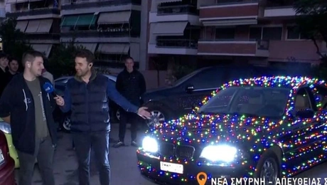 Νέα Σμύρνη: Νεαρός στόλισε το αυτοκίνητό του με 1.780 χριστουγεννιάτικα φωτάκια