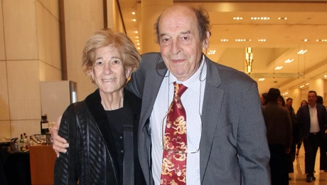 Ο Μανούσος Μανουσάκης με τη σύζυγό του, Μαρία
