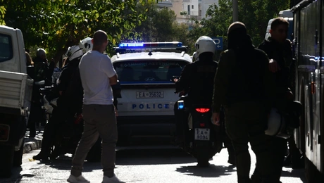 Μεταφορά του 49χρονου από το Παγκράτι