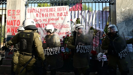 Τα ΜΑΤ στο Πολυτεχνείο