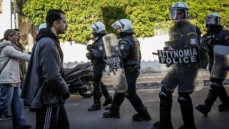 Τα ΜΑΤ σε έξωση σπιτιού