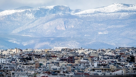 Η Αθήνα με φόντο τη χιονισμένη Πάρνηθα