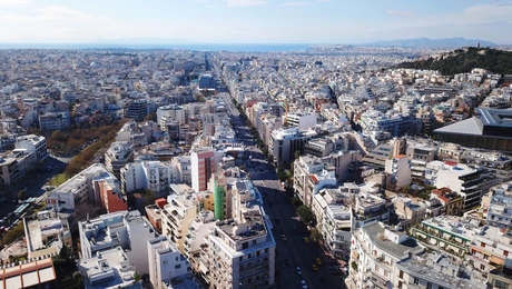 Εναέρια ληψη λεωφορου στην αθηνα