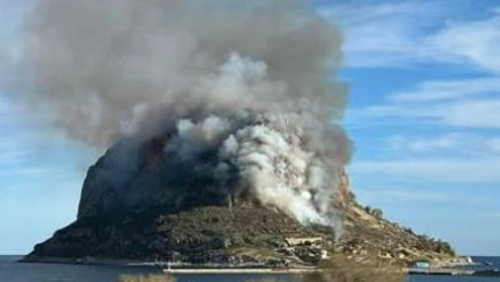 φωτιά τώρα στη Μονεμβασιά