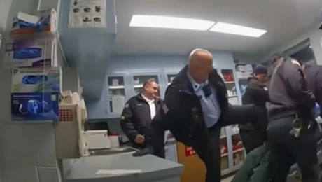 Δεσμοφύλακας ξυλοκοπεί κρατούμενο