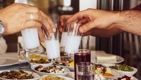 Τα ουζερι στην Αθήνα που μυρίζουν θαλασσα