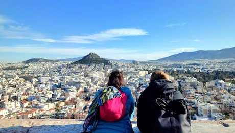 Φίλες κοιτούν την Αθήνα από ψηλά