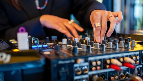 Γυναίκα DJ σε πάρτι