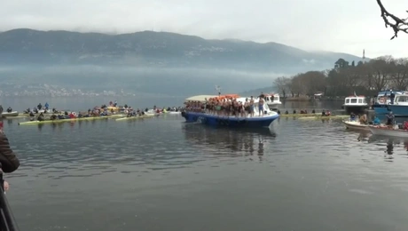 Μία 12χρονη έπιασε τον Σταυρό στη λίμνη των Ιωαννίνων
